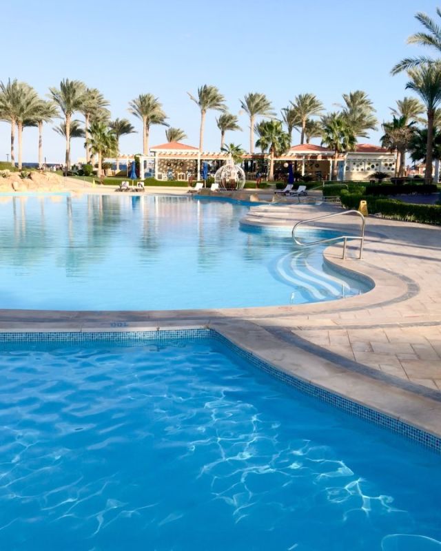 Il Rixos Sharm El Sheikh Only Adults (16+) ed Il Rixos Sharm el Sheikh Premium SeaGate sorgono sulla spiaggia di El Nabq e godono di una bellissima vista sull’isola di Tiran. Ecco cosa ci ha colpito di questi sofisticati resort:🏨 Ottimo mix di lusso informale in un contesto dinamico e vivace.🧑‍🍳 Dine Around in tutti i ristoranti à la carte (previa prenotazione) incluso. Eccellente la qualità del cibo sia nel nei buffet che nei ristoranti à la carte.🎢 Aquaventure Park di proprietà situato di fronte all’hotel.💃 Equipe di animazione internazionale che organizza show e concerti dal vivo.🏋️‍♀️ Ampia area palestra su prato fronte mare presso il Rixos Premium Seagate.🧽 Ottimo il livello di pulizia delle camere e di tutte le aree comuni.🍾 Rifornimento minibar in camera giornaliero. Un ringraziamento a tutto lo staff, veramente disponibili, professionali e cordiali. 👏  #rixoshotels #rixoshotel #rixoshotelsegypt #rixosmoments #rixospremiumseagate #rixossharm #sharmelsheikh #rixosaquaventurepark #redsea #rixossharmelsheihk #turisanda #serenghetitravel #nabq #nabqbay #familyfun #marrosso #egypt #egitto #luxuryescapes #neosair #sealife #beachlife #turisanda1924