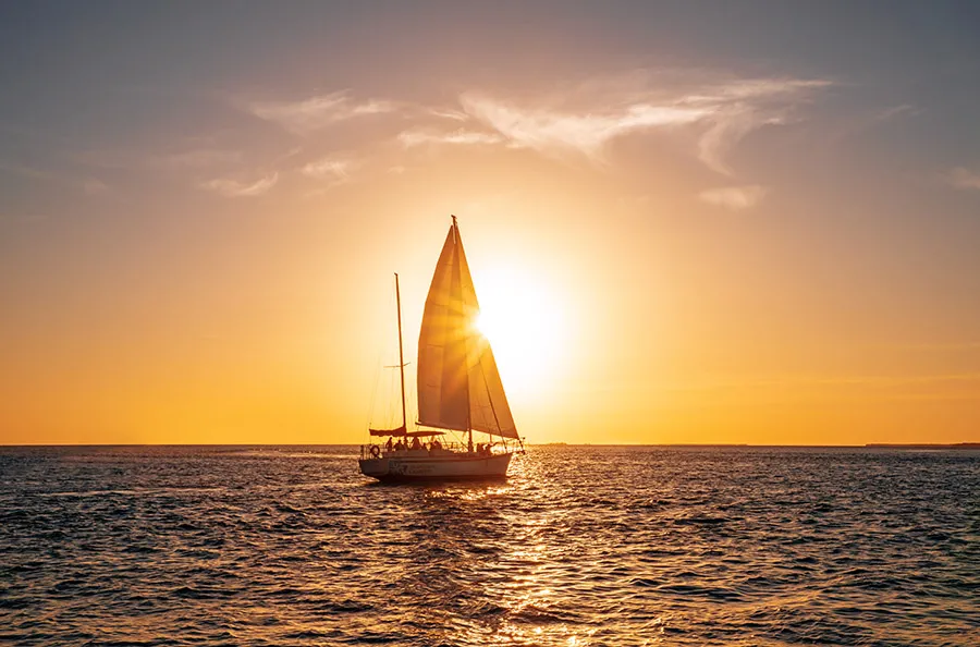 Sailing yacht in Mykonos at sunset tramonto-in-barca-a-vela